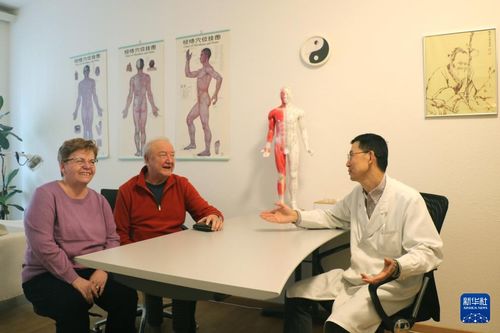 瑞士邊城中醫(yī)診所服務(wù)紀(jì)實(shí) 一個(gè)充滿信任與融合的接診日